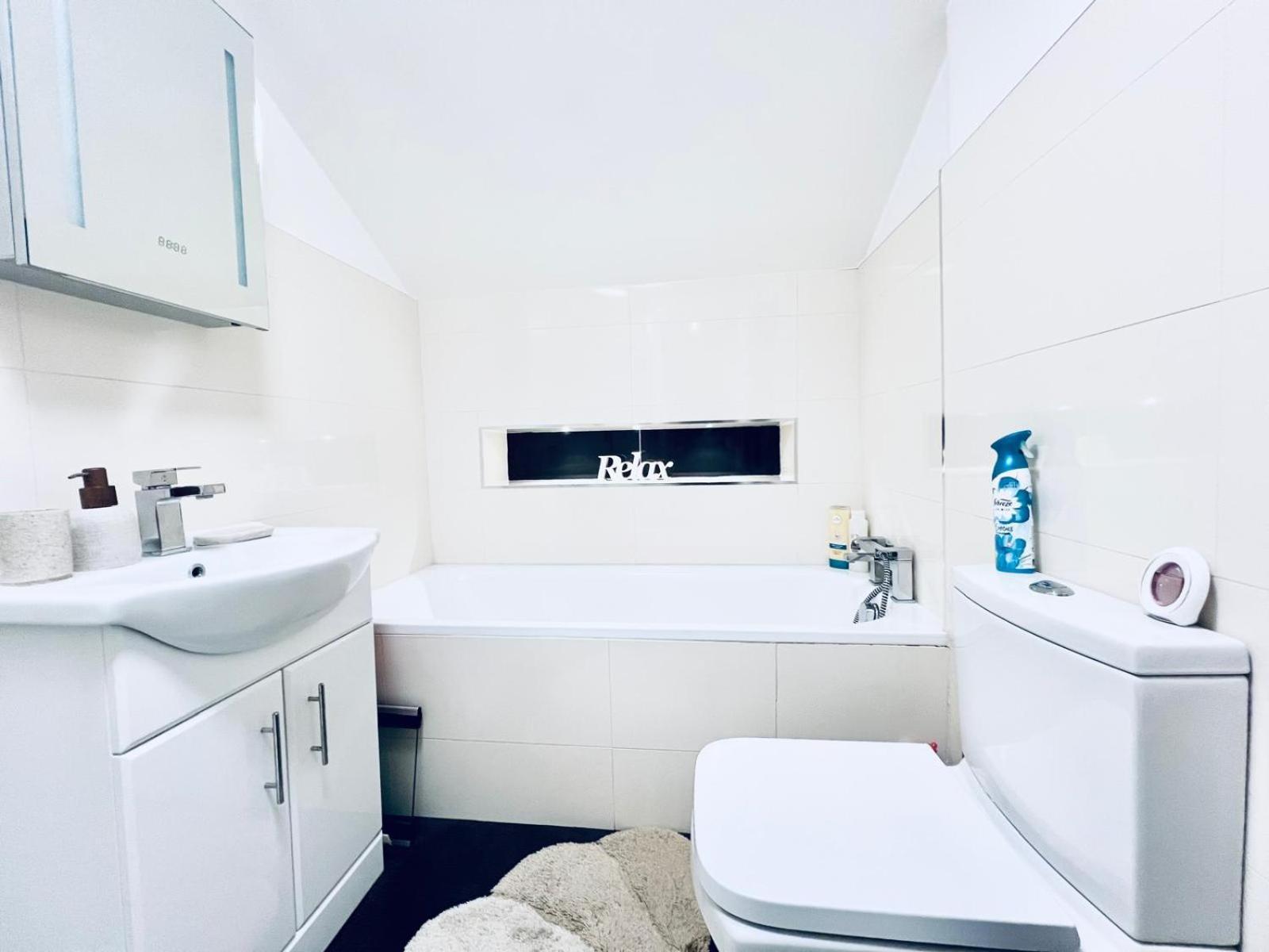 Charming London Home, Opp Arnos Grove Underground Station, Parking New Southgate Εξωτερικό φωτογραφία